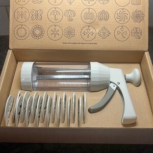 Cookie Press by The Pampered Chef. New in box. Makes many different shapes.